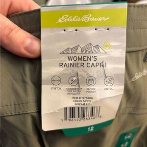 Eddie Bauer Women's Rainier Capri in Green